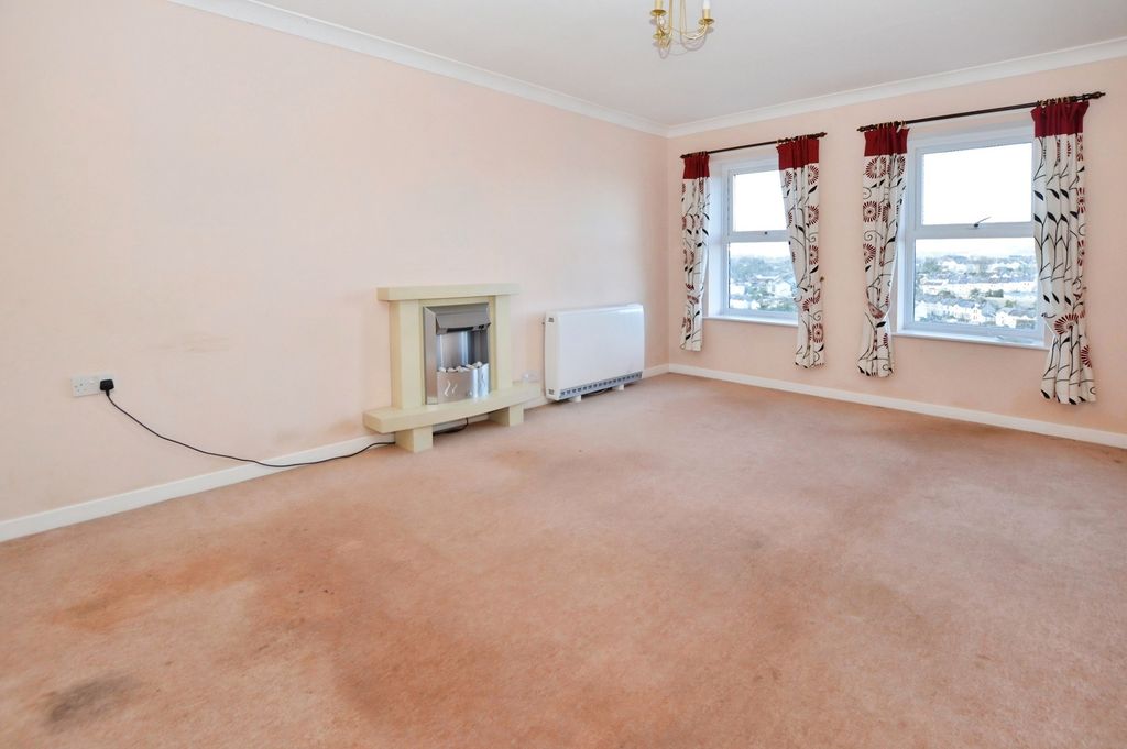 Property photo 2 of 11 Lounge