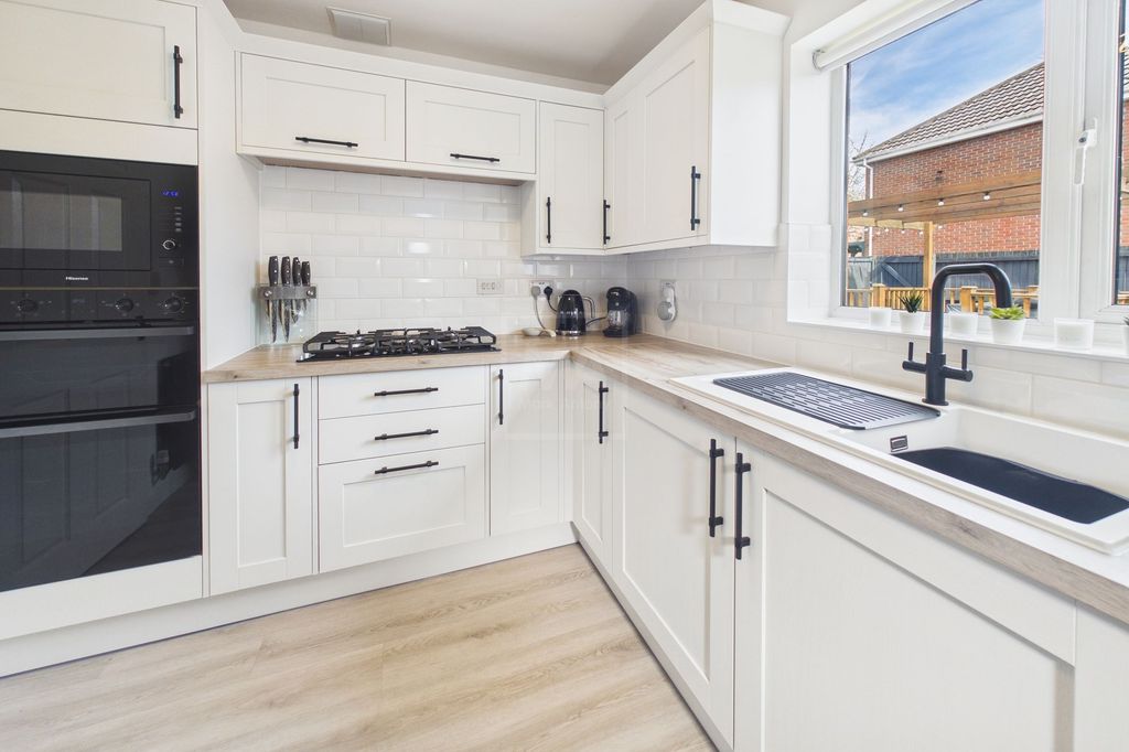 Property photo 3 of 19 Kitchen