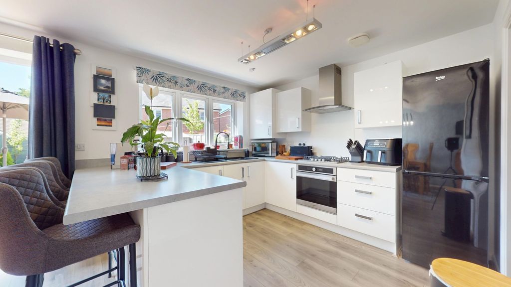 Property photo 2 of 33 4295991