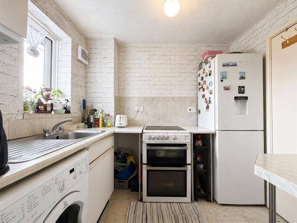 Property photo 2 of 6 Kitchen