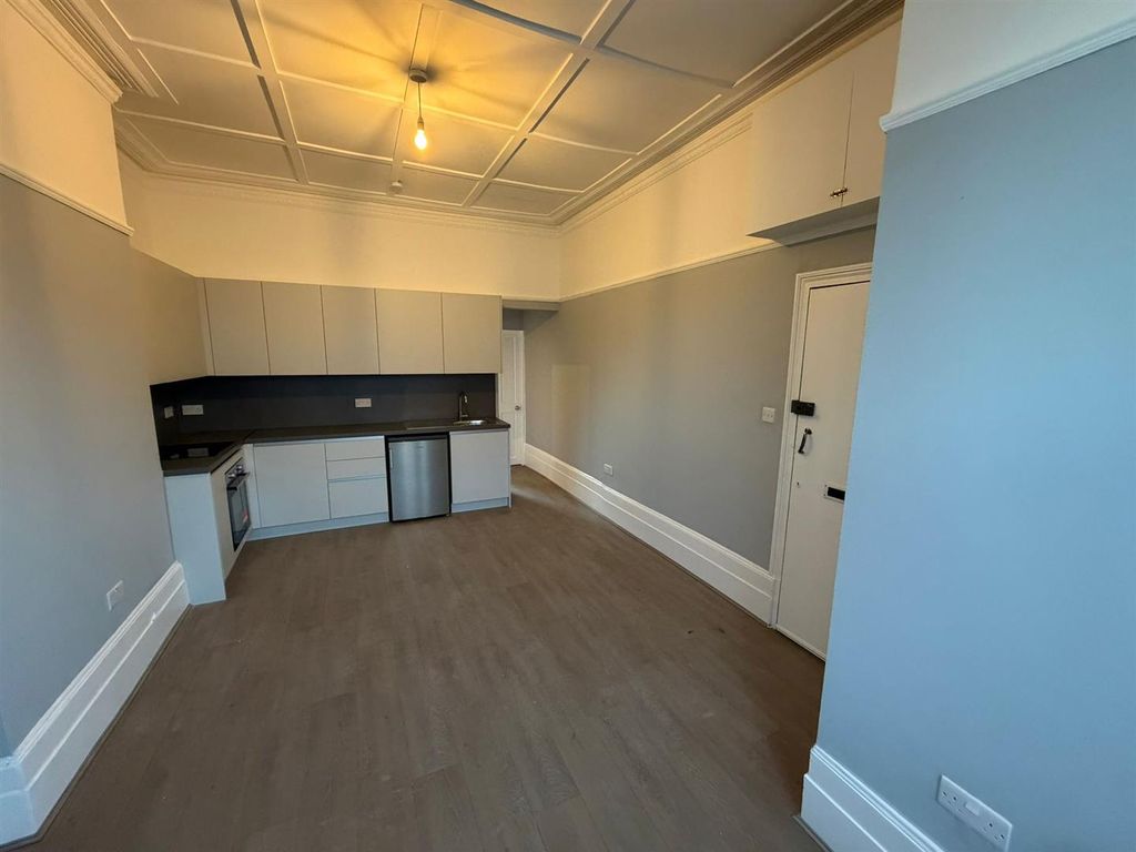 Property photo 2 of 7 Kitchen-Lounge