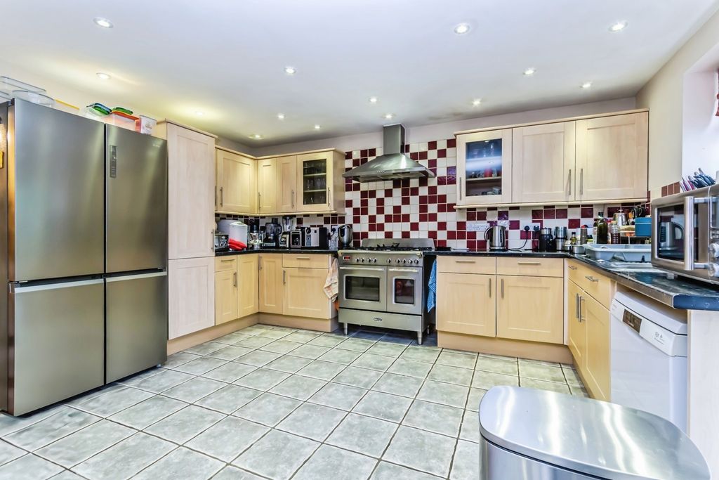 Property photo 2 of 19 Kitchen