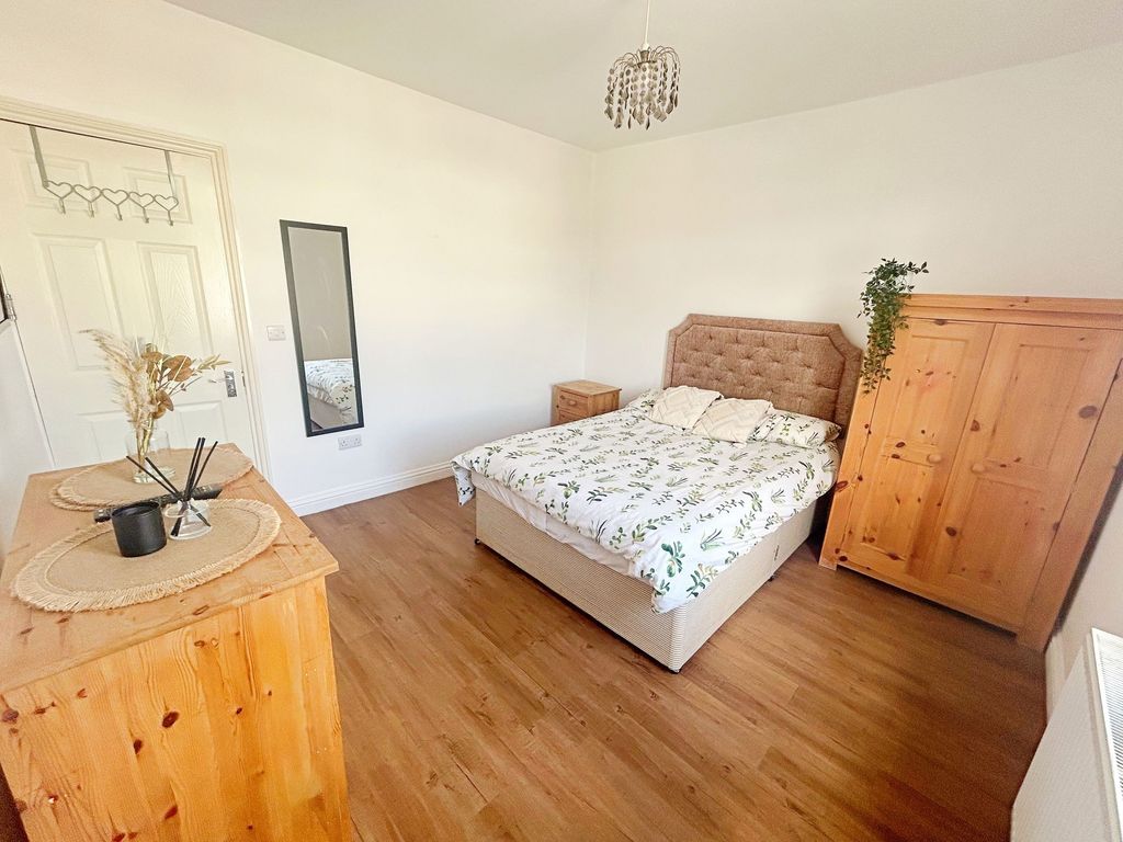 Property photo 2 of 8 Bright And Tidy Double Bedroom Featuring A Comfort...