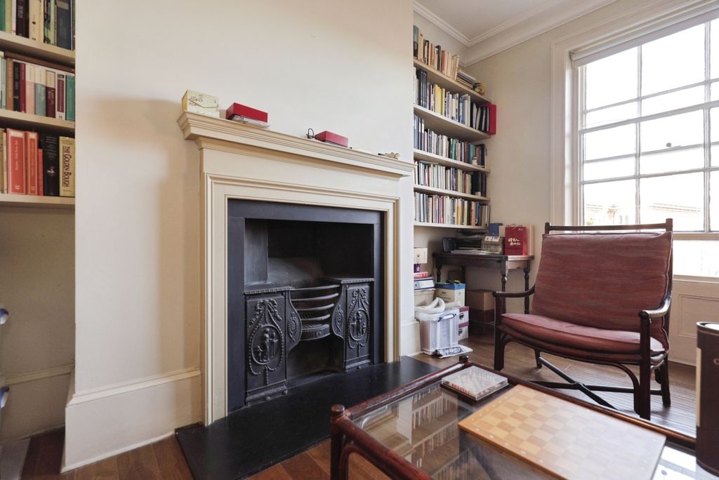 Property photo 3 of 7 Lounge (2)