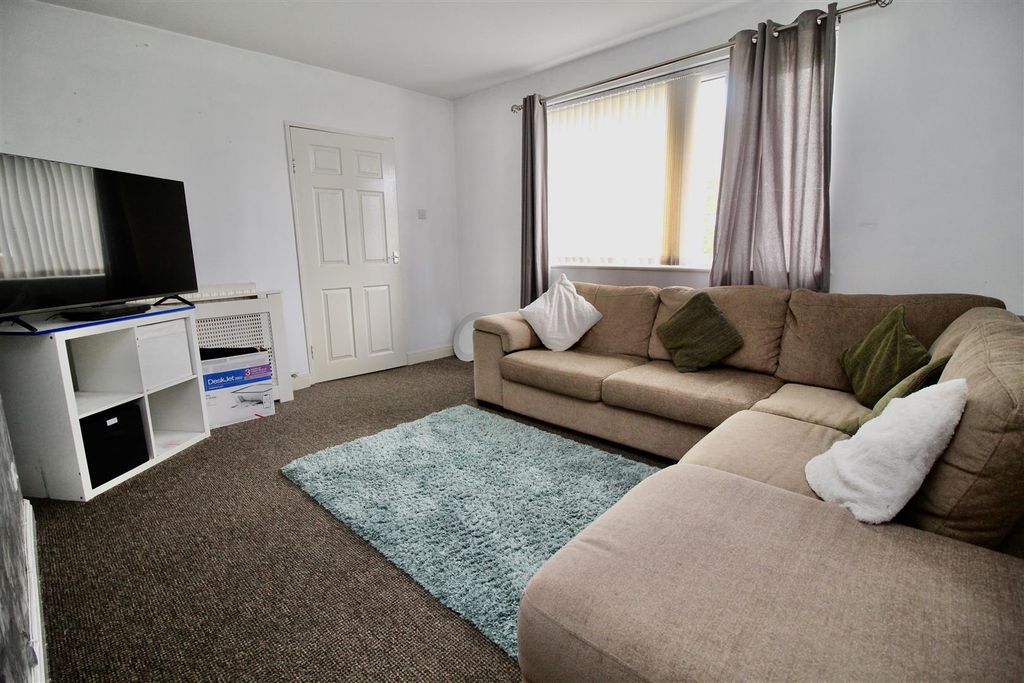 Property photo 3 of 11 Lounge