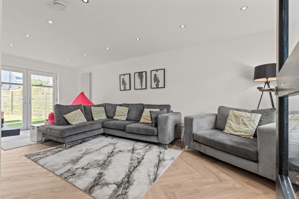 Property photo 2 of 31 5317777