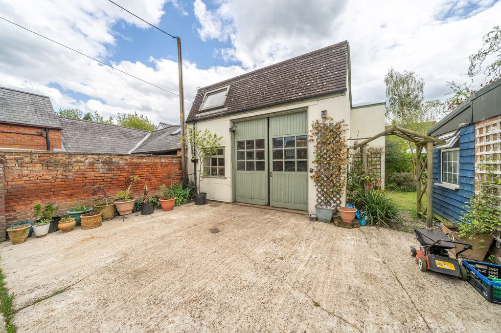 Property photo 2 of 33