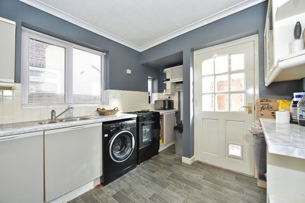 Property photo 3 of 10 Kitchen