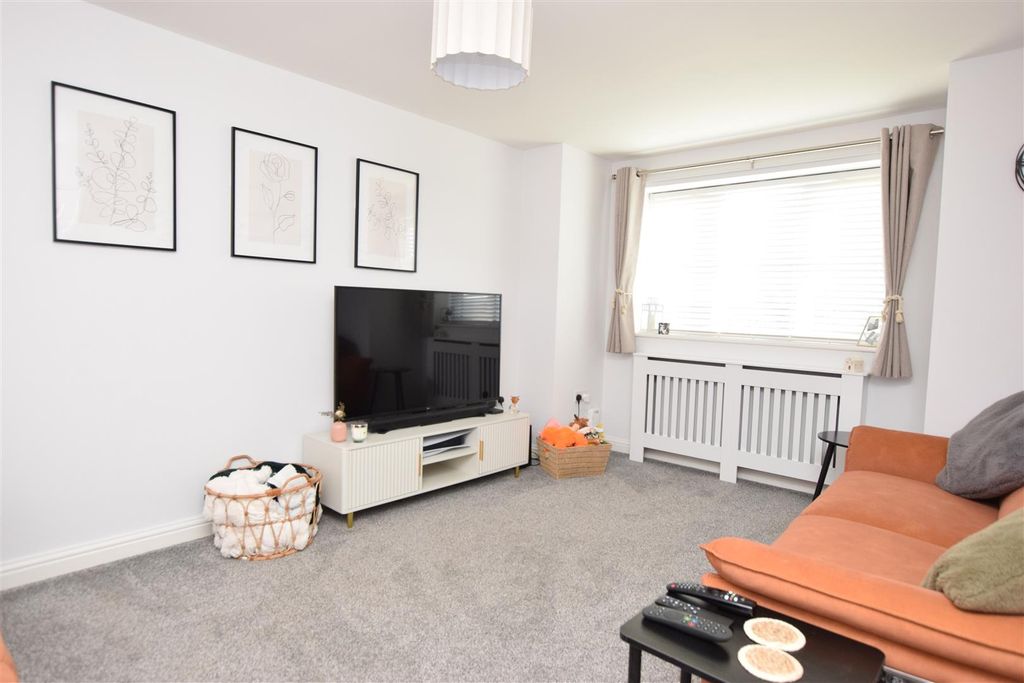 Property photo 2 of 18 Lounge.Jpg