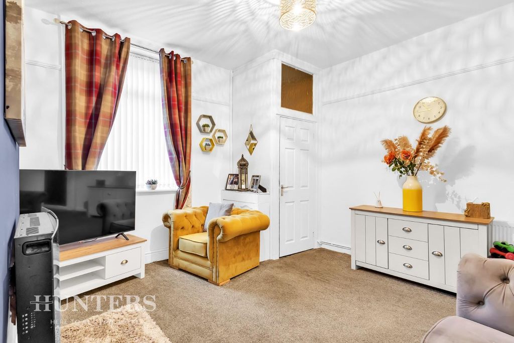 Property photo 3 of 17 Lounge