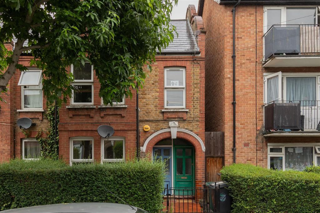 Property photo 1 of 27 Brettenham Road, E17