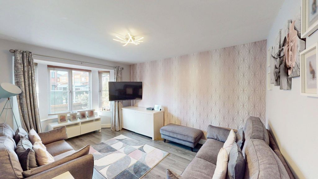 Property photo 2 of 18 Lounge