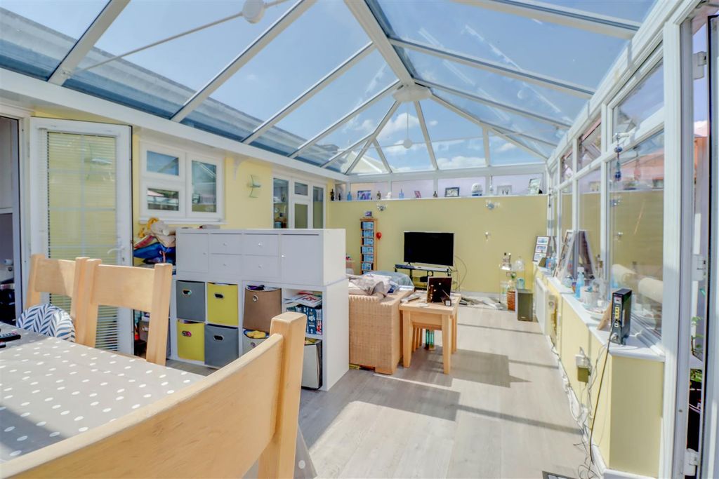 Property photo 3 of 20 7 Rettendon Gardens Wickford-13.Jpg