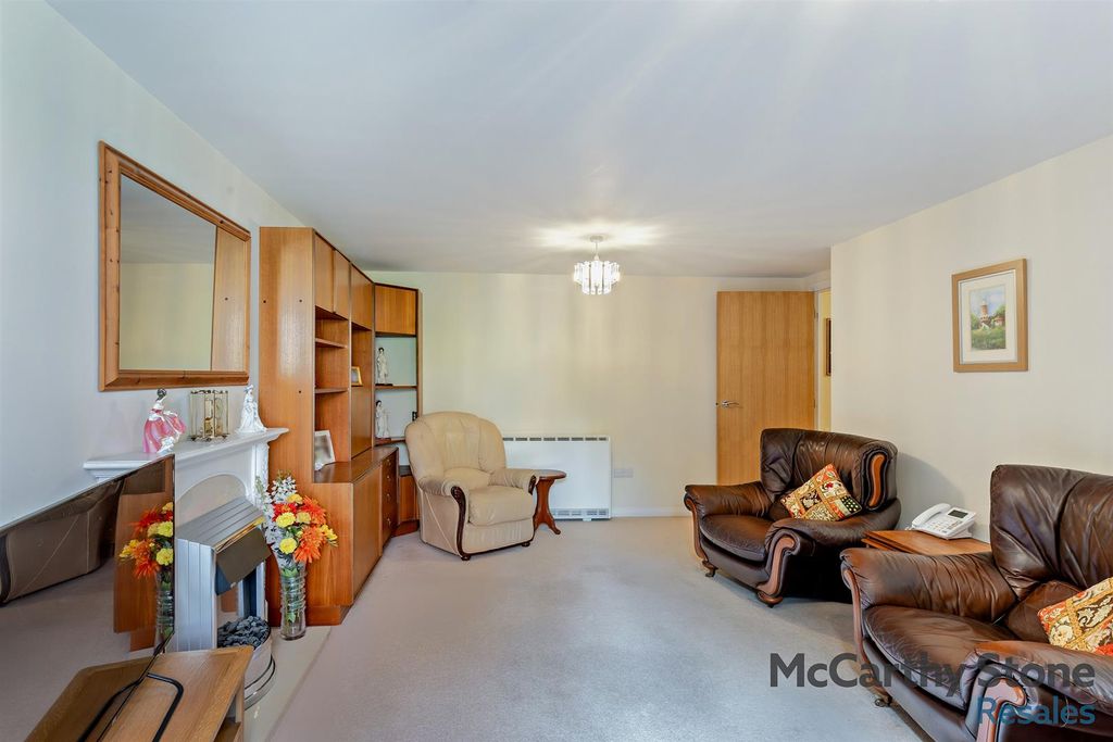 Property photo 3 of 15 Lounge