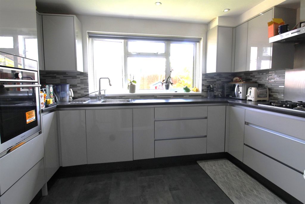 Property photo 2 of 11 Kitchen