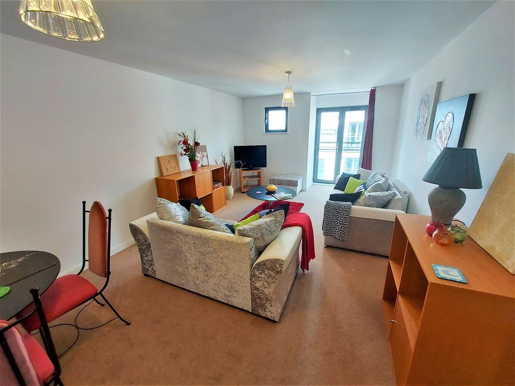 Property photo 1 of 9 Lounge New.Jpg