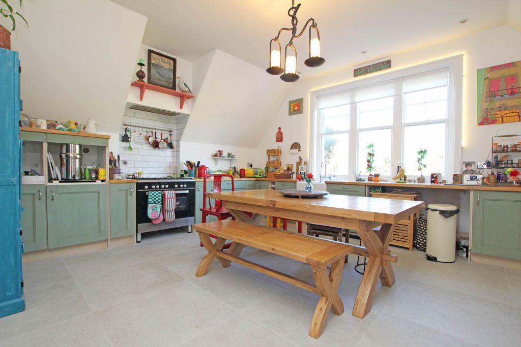 Property photo 3 of 24