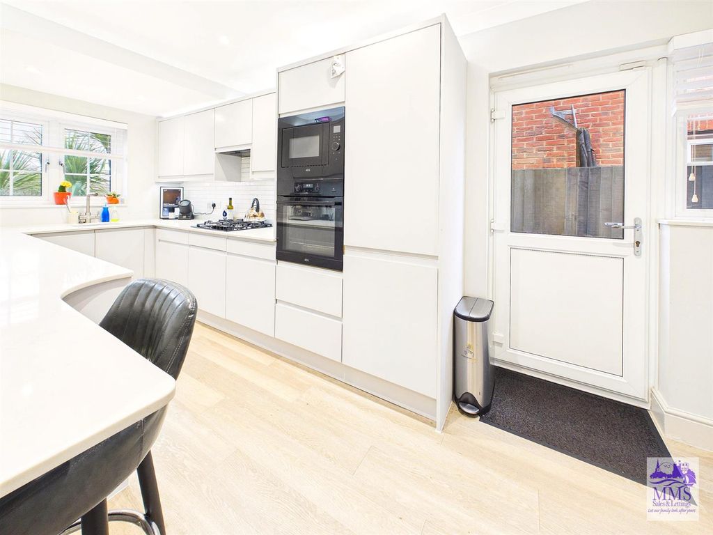 Property photo 2 of 29 Cam04098G0-Pr0157-Still009.Jpg