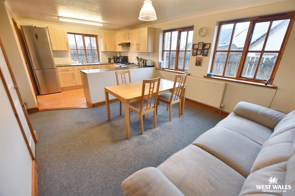 Property photo 2 of 24 11 - 2025-11-16T203124.211.Jpg