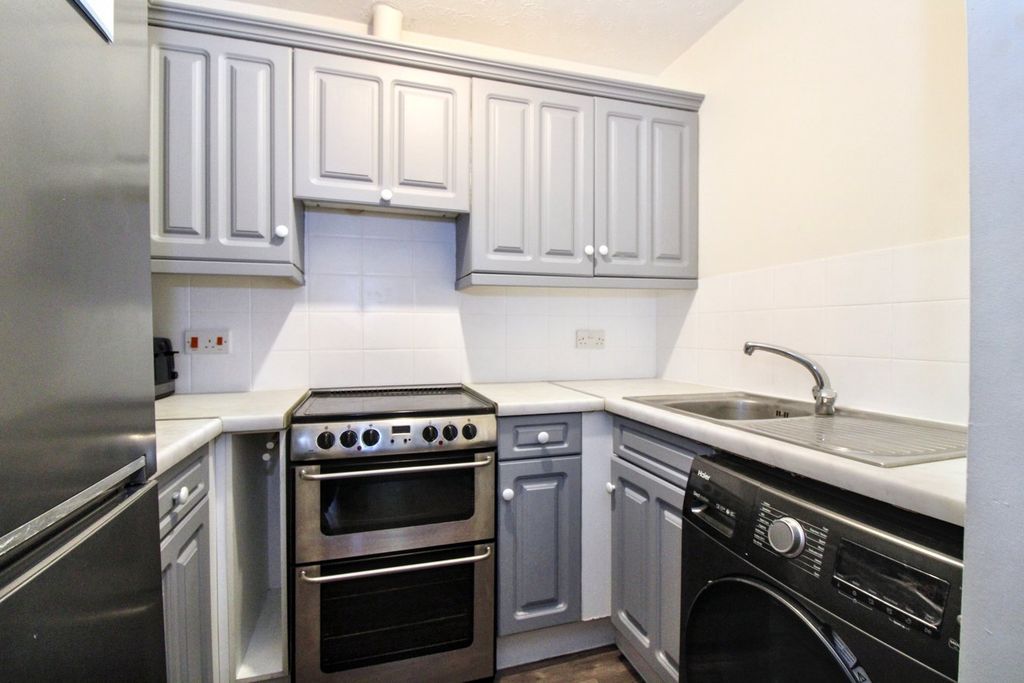 Property photo 3 of 7 Kitchen