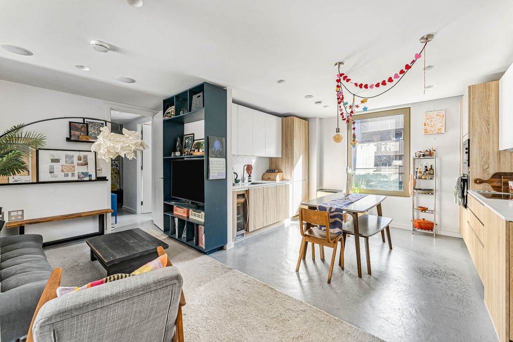 Property photo 1 of 17 Reception/Kitchen