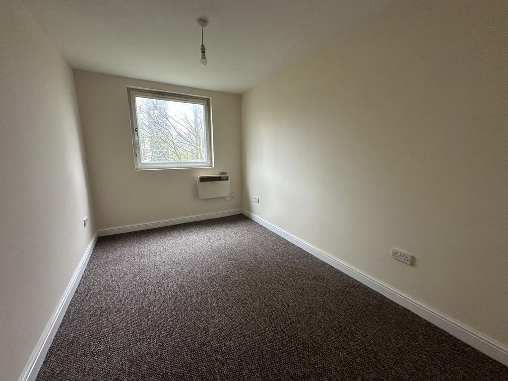 Property photo 2 of 6 Bedroom