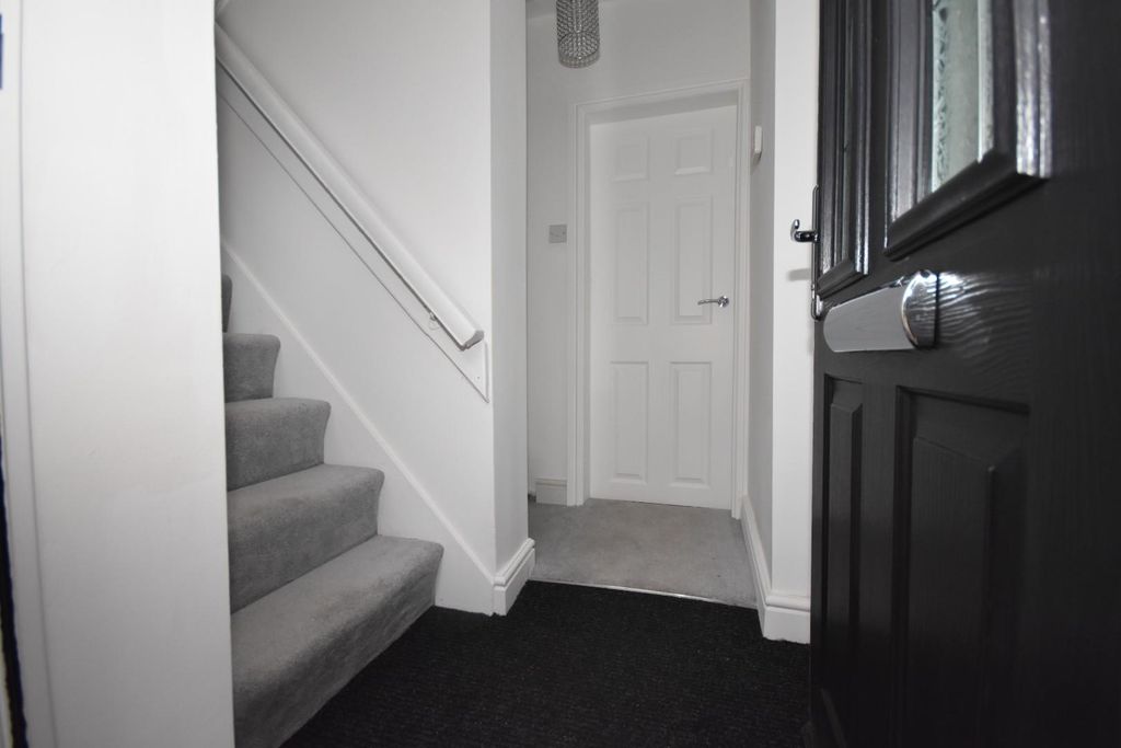 Property photo 2 of 11 Ent Hall.Jpg