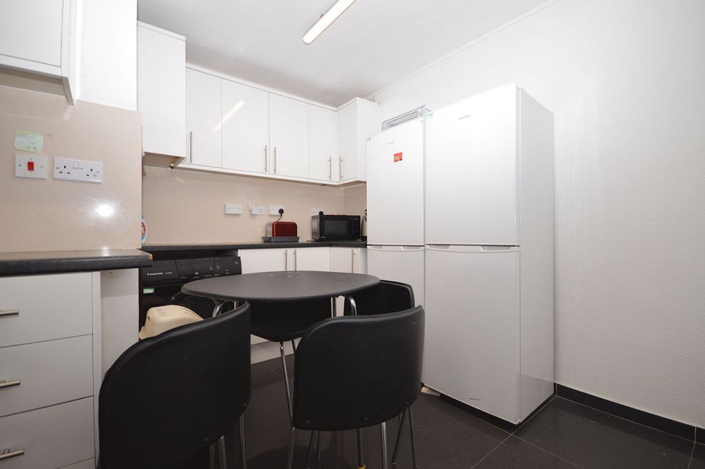 Property photo 1 of 8 Double Room To Rent In Shared Flat