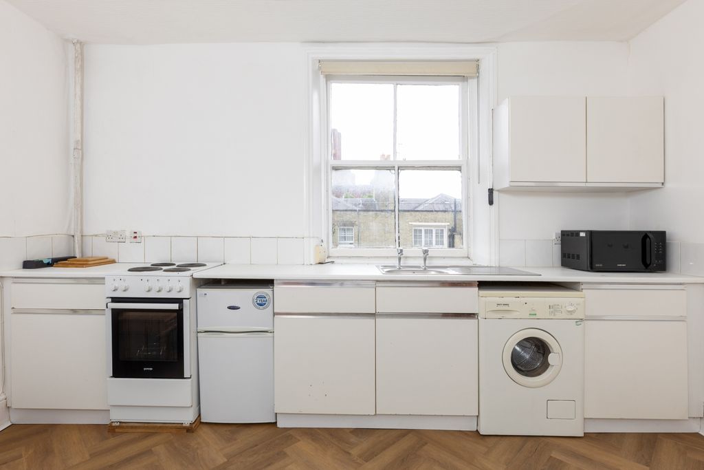 Property photo 2 of 6 Kitchen