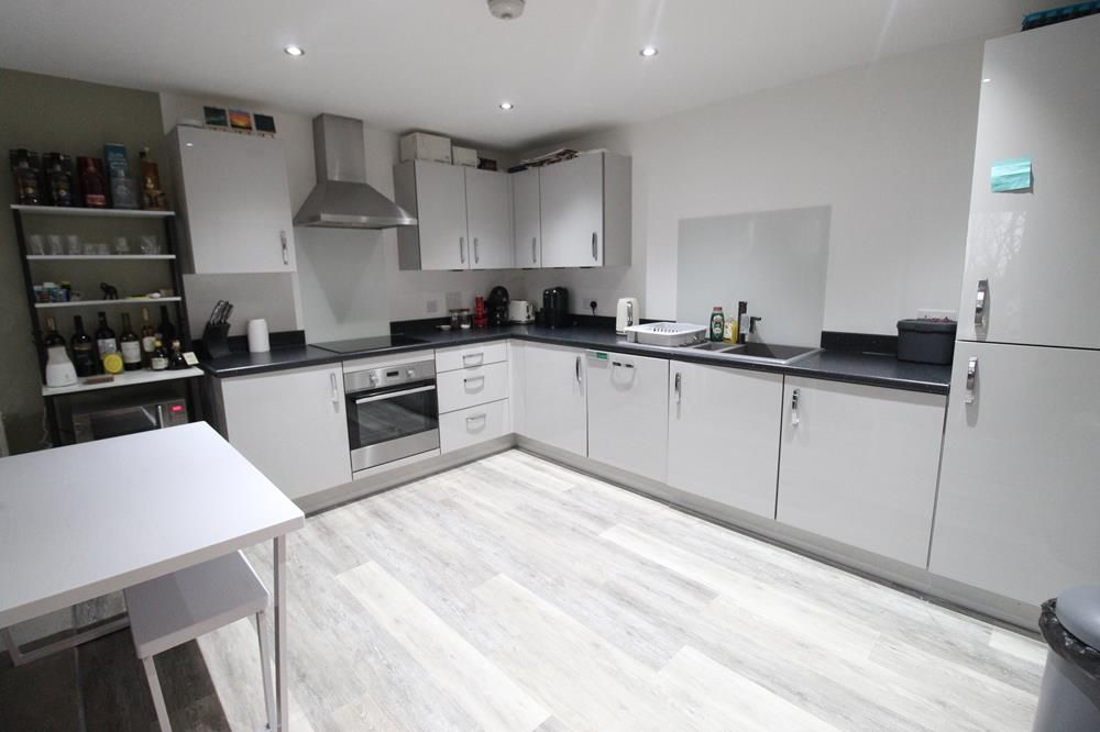 Property photo 3 of 9 Dining Kitchen