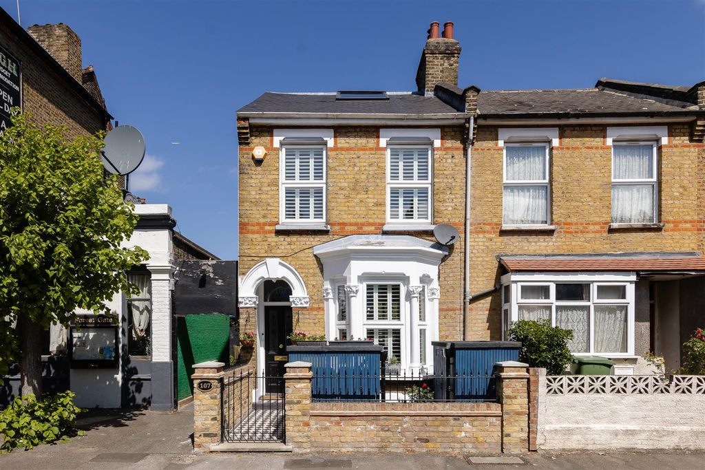 Property photo 1 of 35 Godwin Road, E7