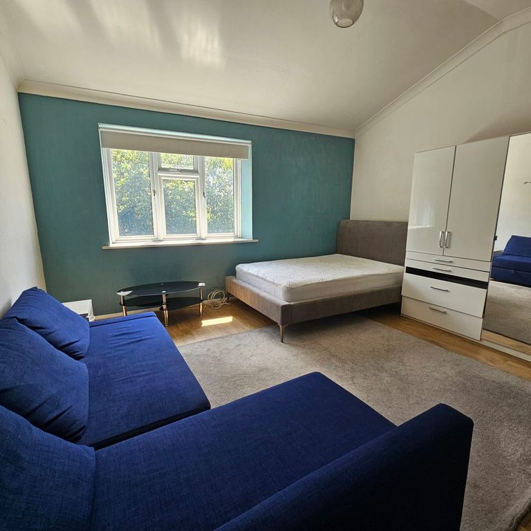 Property photo 1 of 3 Lounge/Sleeping Area