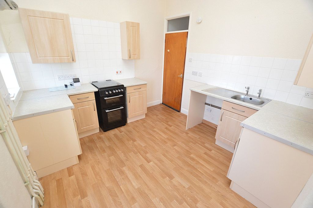 Property photo 3 of 10 Kitchen