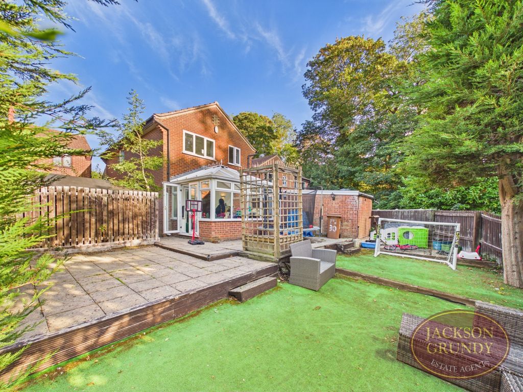 Property photo 2 of 2 Ixworth Close