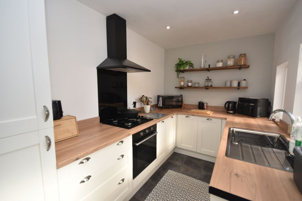 Property photo 2 of 14 Kitchen