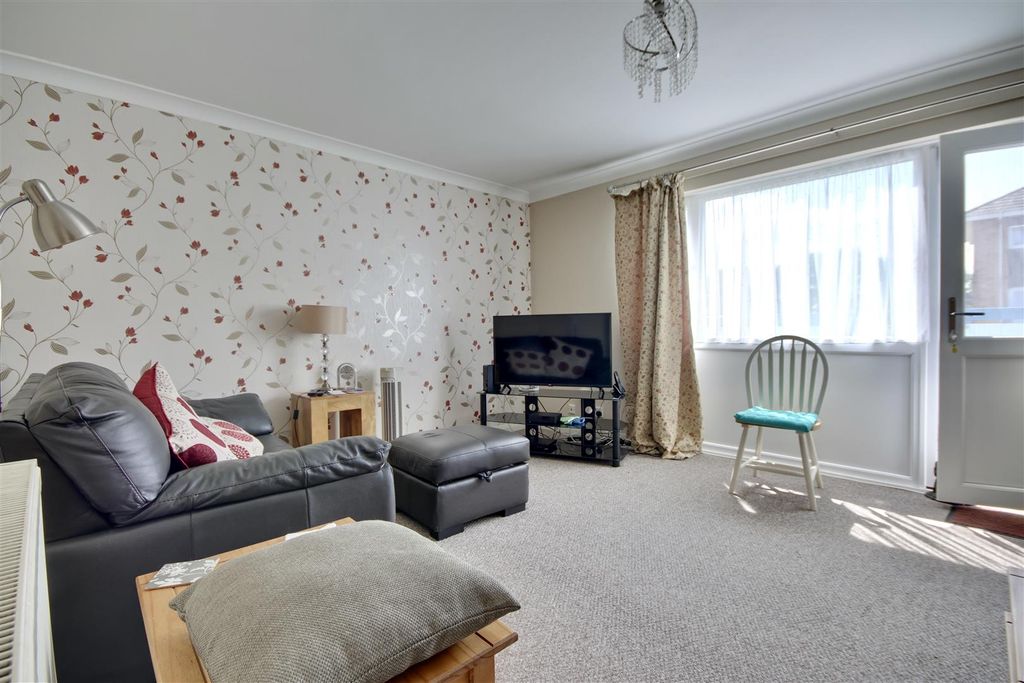 Property photo 3 of 12 Lounge