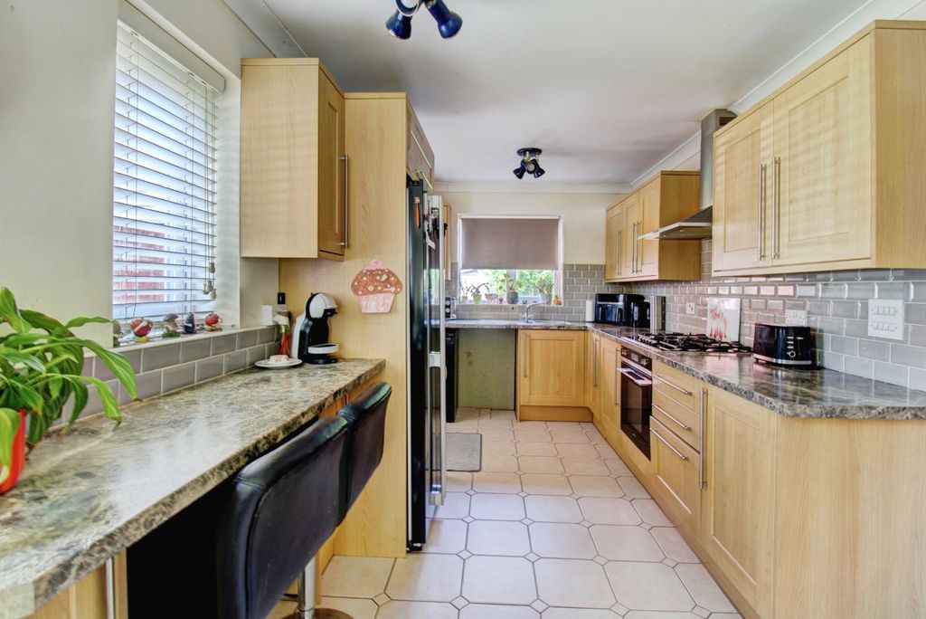Property photo 3 of 17 Kitchen (Alt View)