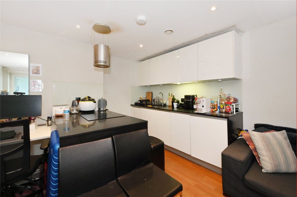 Property photo 3 of 10 Kitchen