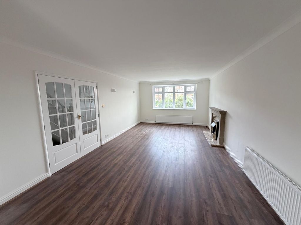 Property photo 3 of 27 Damian 8