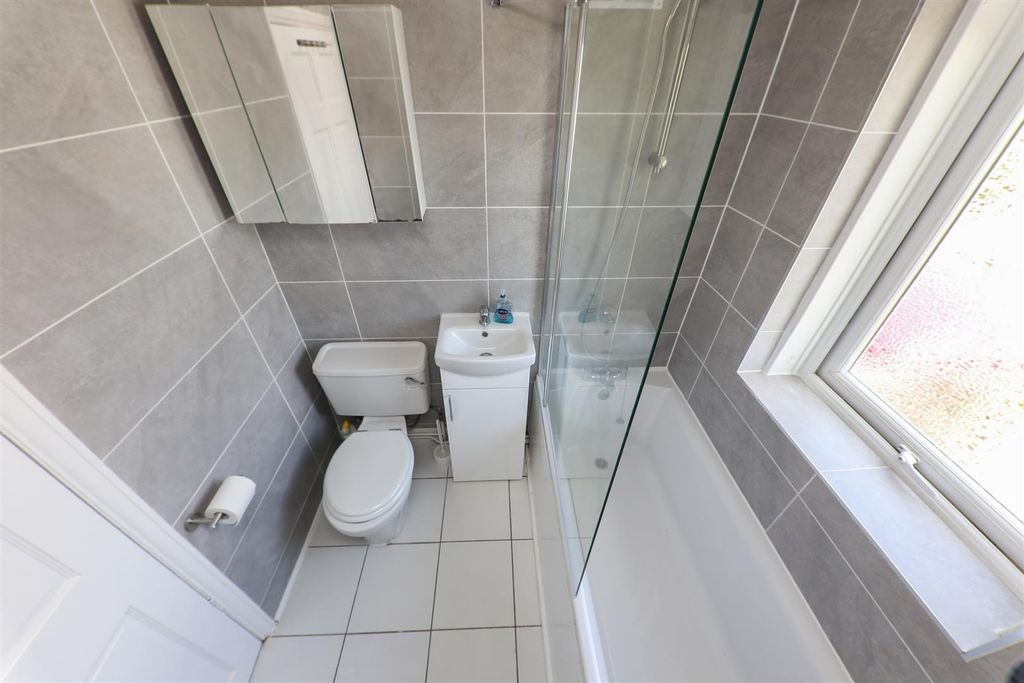 Property photo 3 of 13 House Bathroom