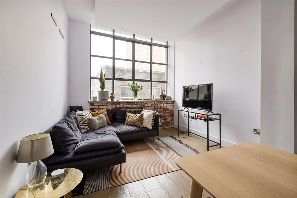 Property photo 1 of 32 Chatham Place, E9