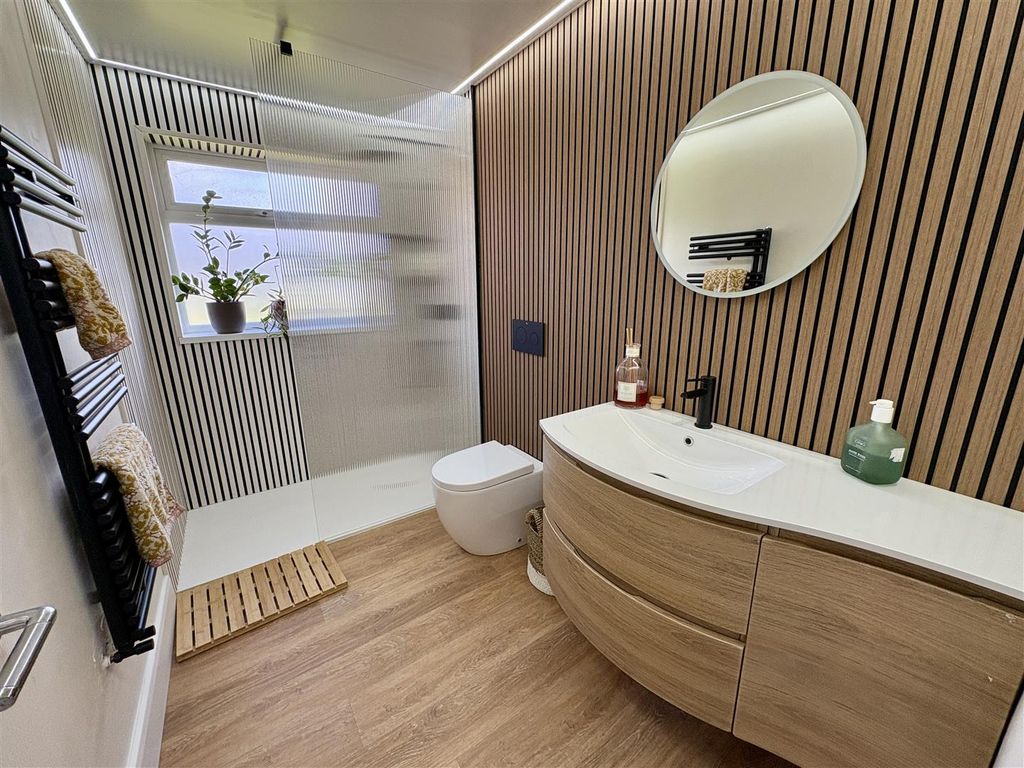 Property photo 2 of 14 Bathroom