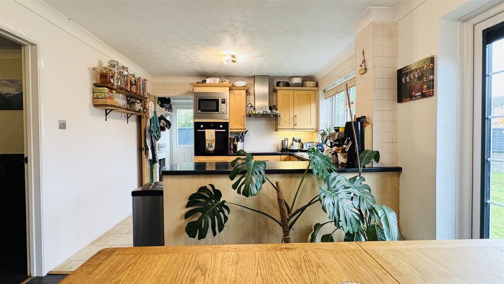 Property photo 3 of 27 Kitchen