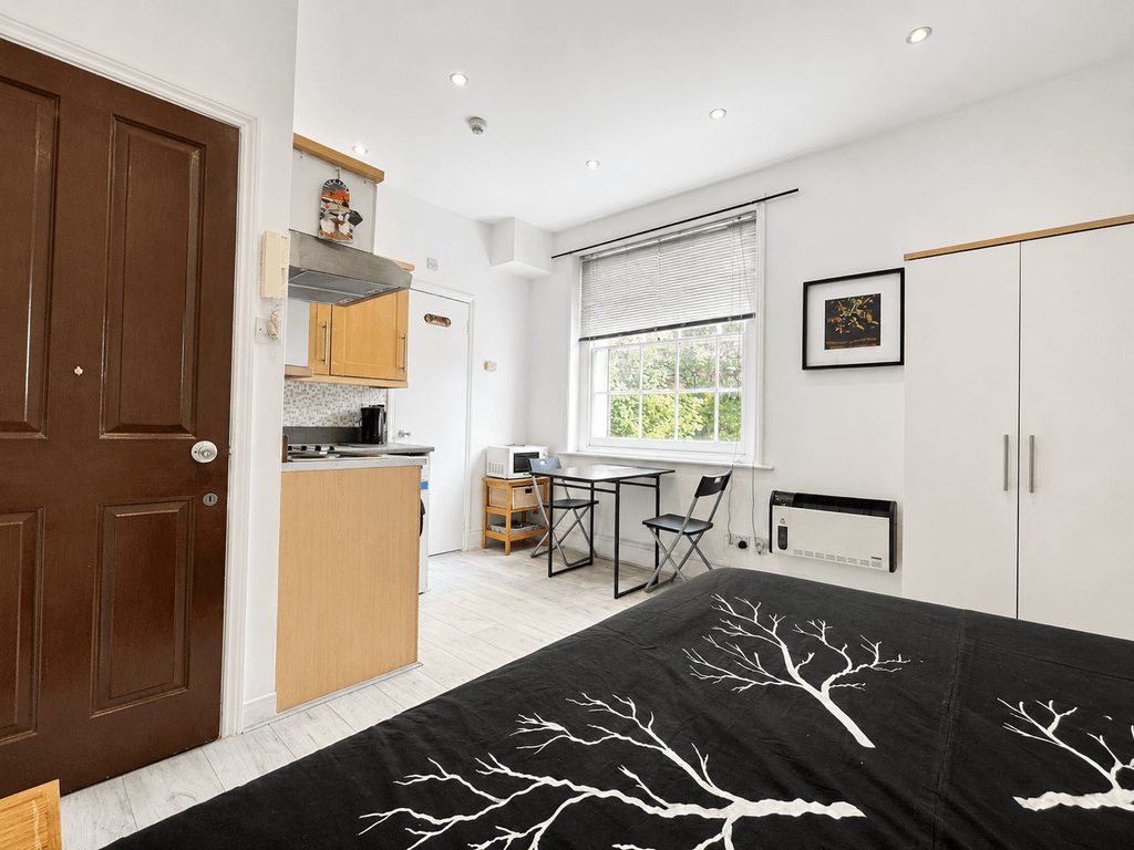 Property photo 1 of 7 Studio Apartment For Rent In E8