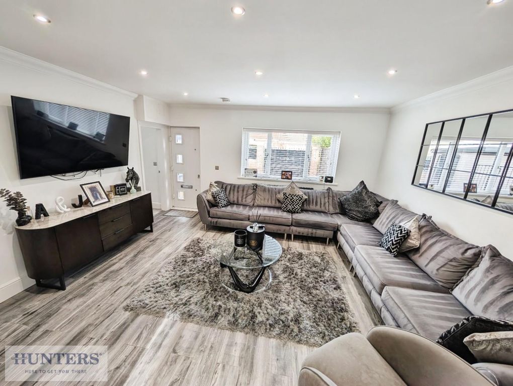 Property photo 3 of 12 Lounge