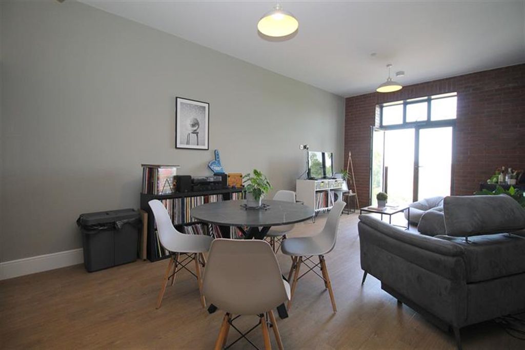 Property photo 2 of 21 Lounge / Diner