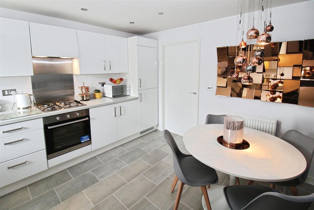 Property photo 3 of 25 Fitted Kitchen