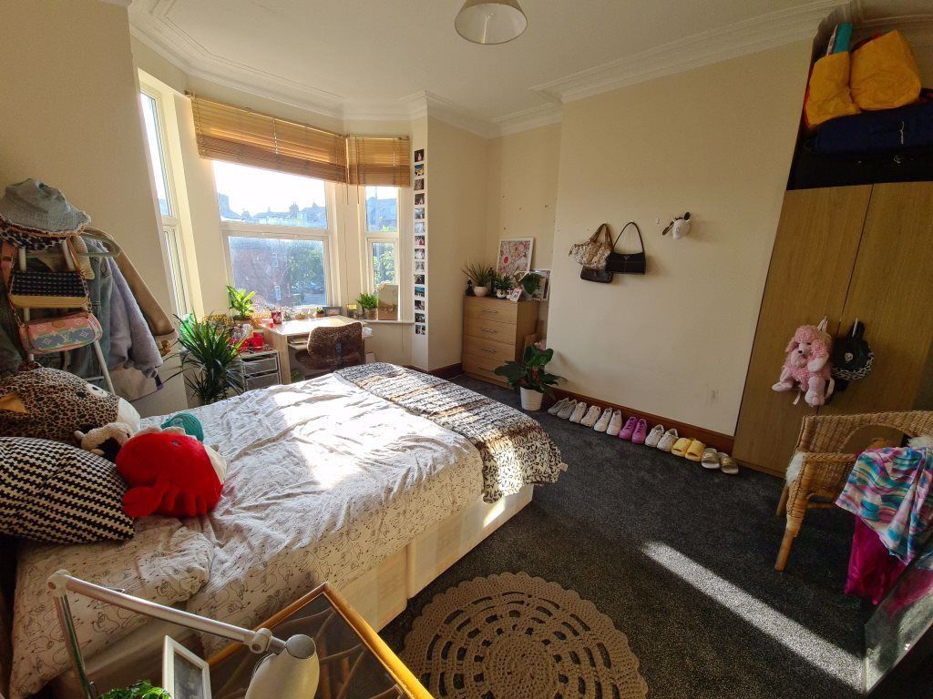 Property photo 1 of 21 Bright And Inviting Master Bedroom Featuring A Coz...