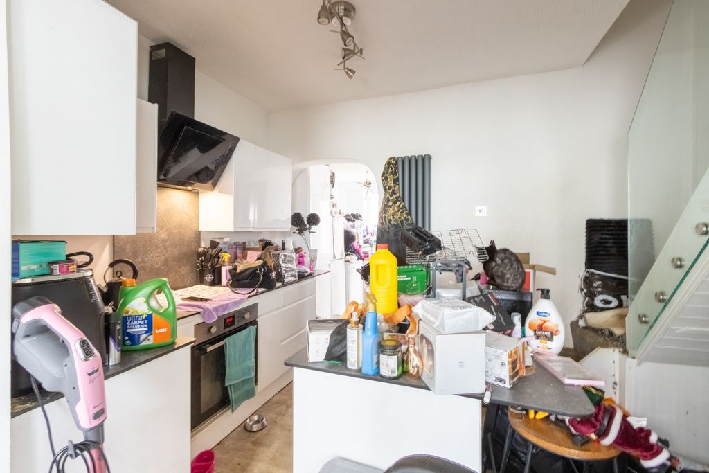 Property photo 3 of 10 Kitchen