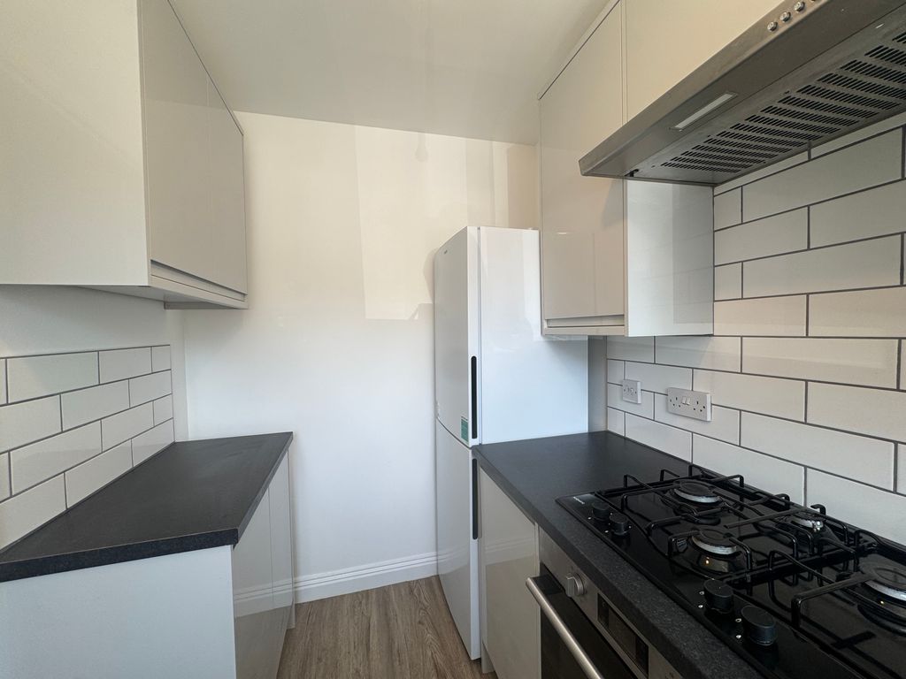 Property photo 3 of 10 Kitchen